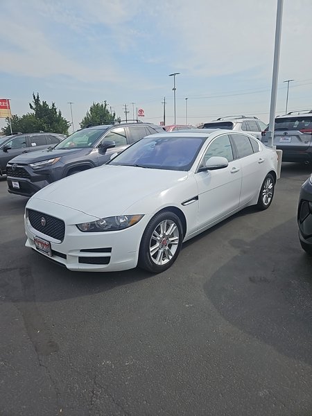 Used 2017 Jaguar XE Premium image 1