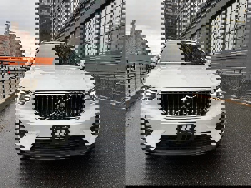 Certified 2024 Volvo XC40 B5 Core image 1