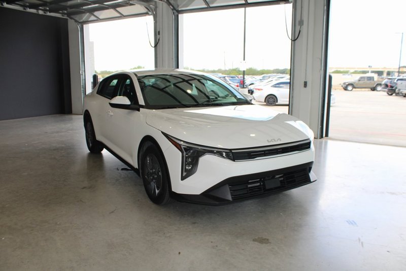 Certified 2025 Kia K4 LX image 1