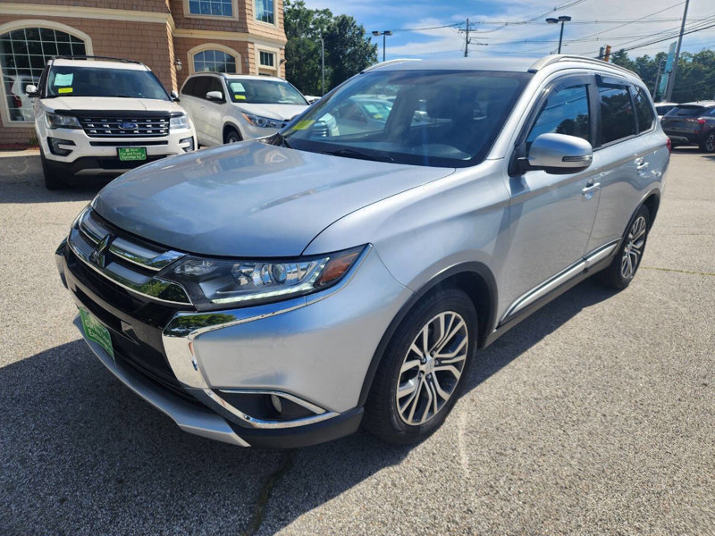 Used 2017 Mitsubishi Outlander SE image 1