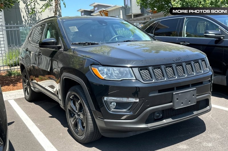 Used 2021 Jeep Compass Latitude image 1