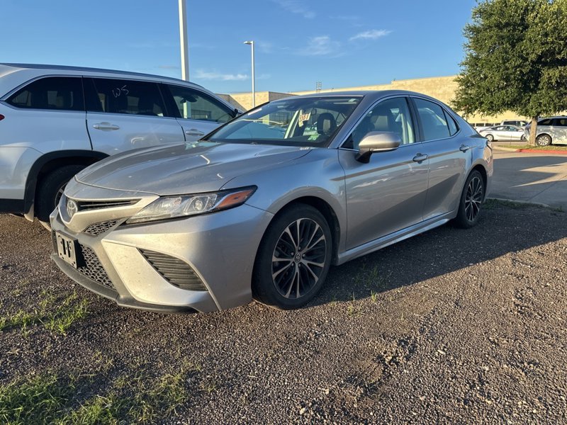 Used 2020 Toyota Camry SE image 1