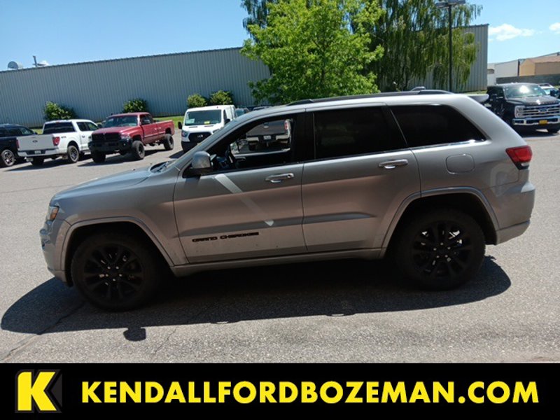Used 2018 Jeep Grand Cherokee Laredo image 1