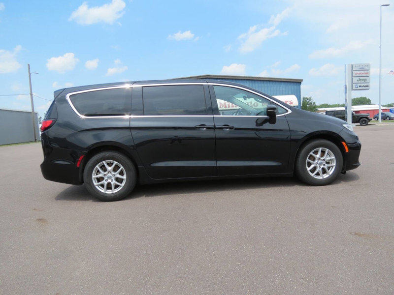Used 2023 Chrysler Pacifica Touring-L image 1