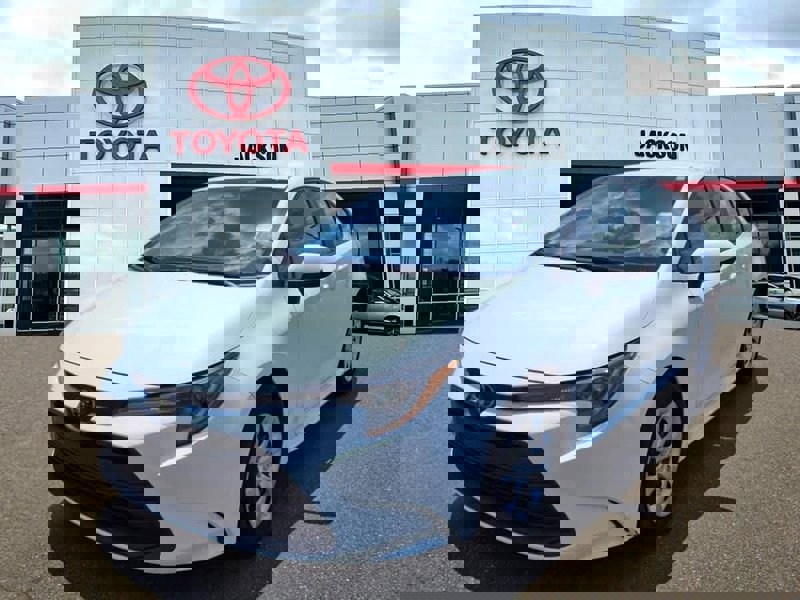 Used 2024 Toyota Corolla LE image 1