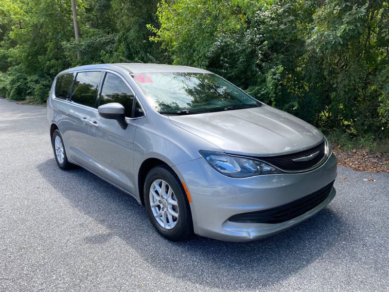 Used 2017 Chrysler Pacifica Touring image 1