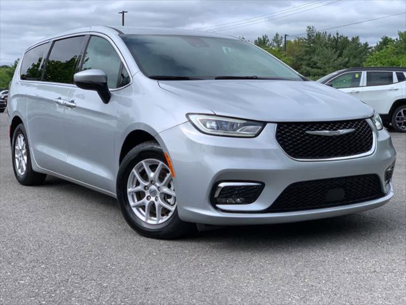 Certified 2023 Chrysler Pacifica Touring-L image 1