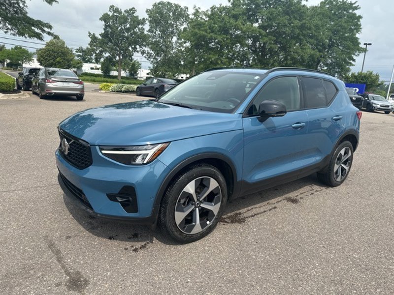 Certified 2023 Volvo XC40 B5 Plus w/ Driver Assist Package image 1