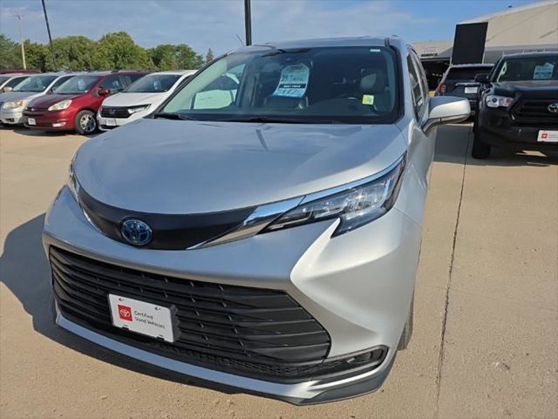 Certified 2023 Toyota Sienna LE image 1