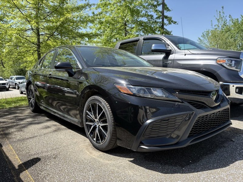 Used 2022 Toyota Camry SE image 1