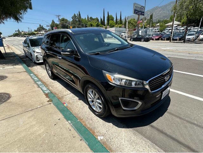 Used 2017 Kia Sorento LX w/ LX Convenience Package image 1