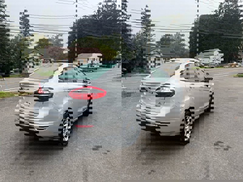 Used 2014 Ford Fiesta SE image 1