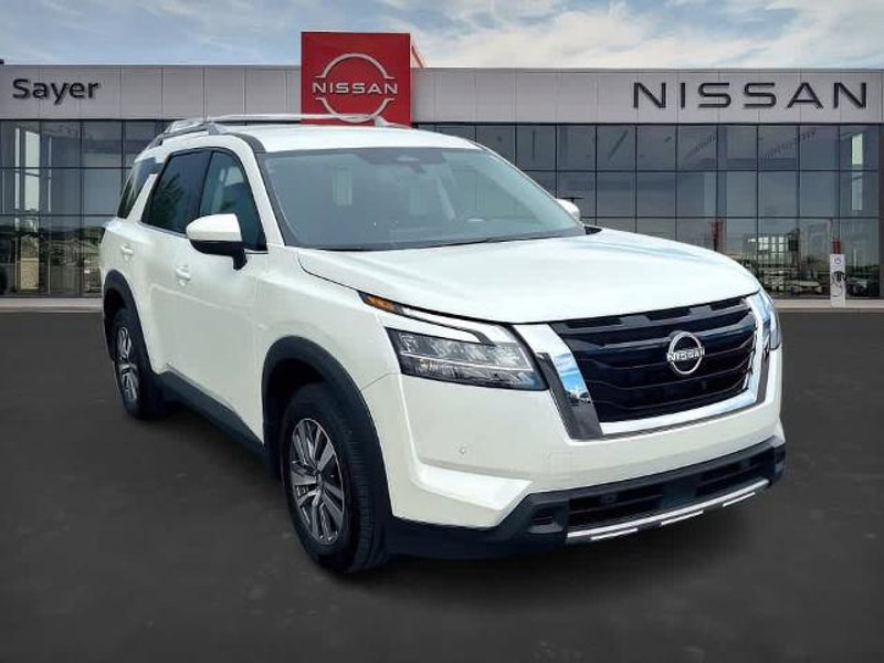 Certified 2024 Nissan Pathfinder SL image 1