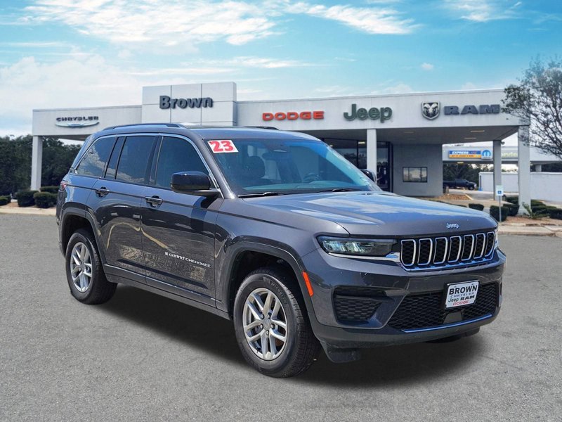 Certified 2023 Jeep Grand Cherokee Laredo image 1