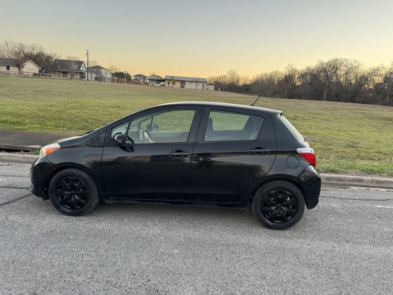 Used 2013 Toyota Yaris 4-Door Hatchback image 1