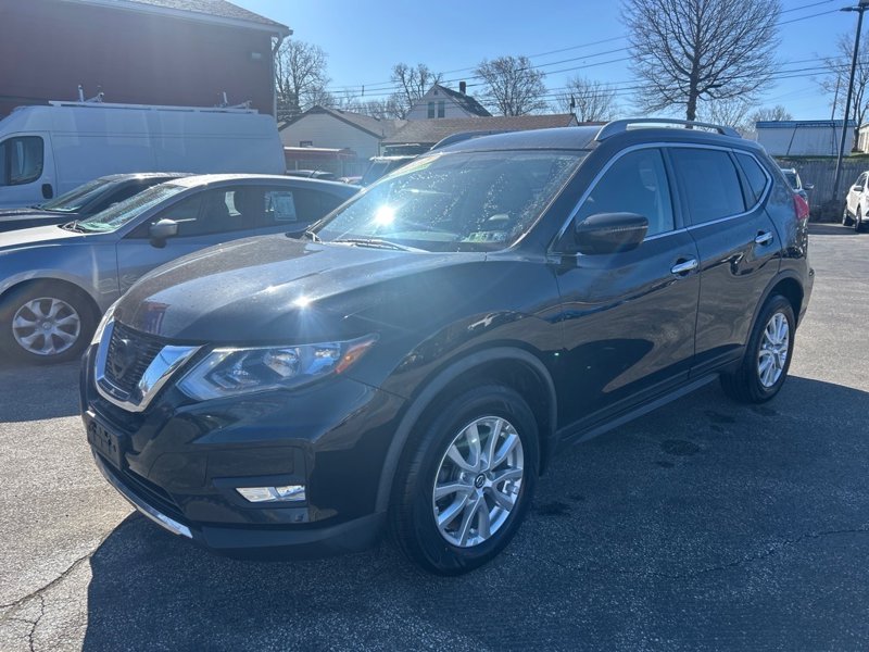 Used 2017 Nissan Rogue SV image 1