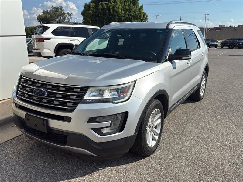 Used 2017 Ford Explorer XLT w/ Equipment Group 202A image 1