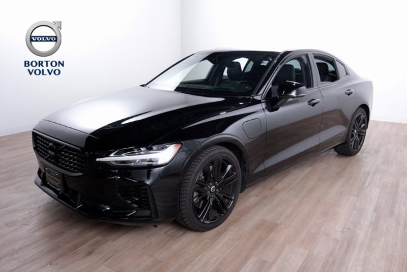 Certified 2022 Volvo S60 T8 R-Design image 1