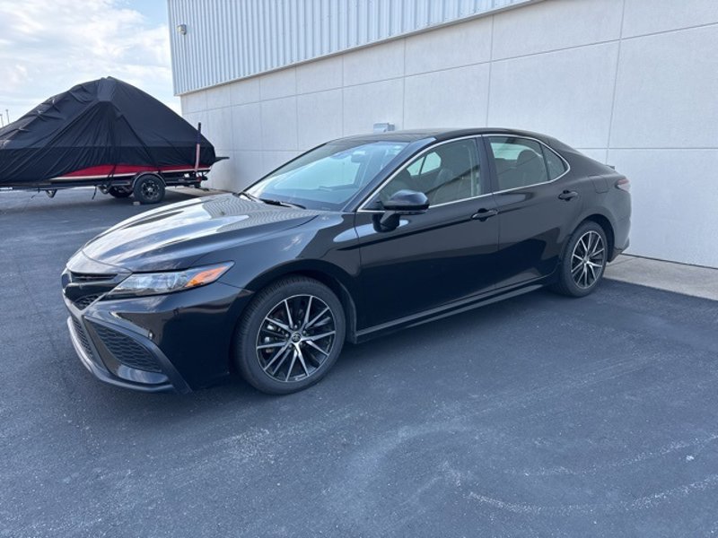 Used 2024 Toyota Camry SE image 1