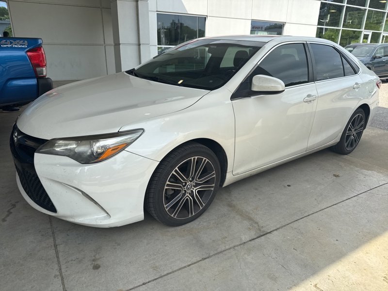 Used 2016 Toyota Camry SE image 1