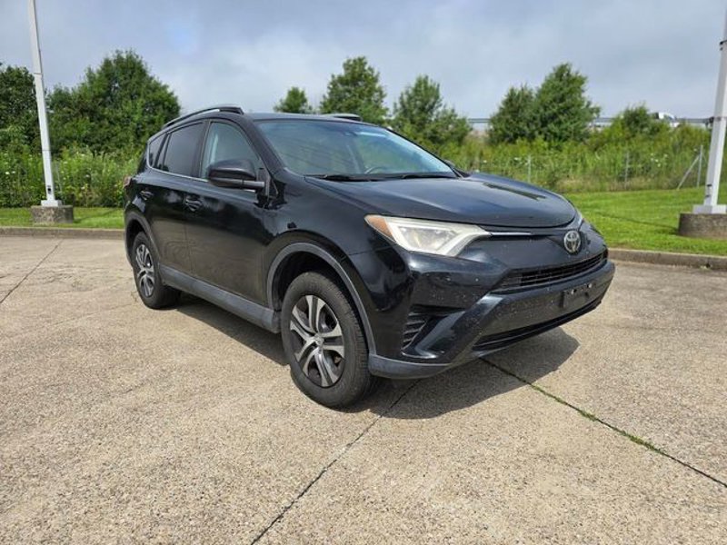 Used 2017 Toyota RAV4 LE image 1