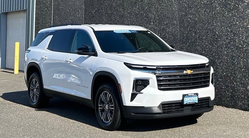 Certified 2025 Chevrolet Traverse LT image 1