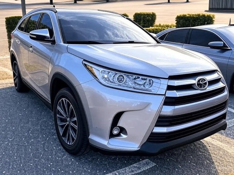 Used 2019 Toyota Highlander XLE image 1