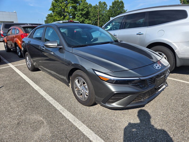 Certified 2025 Hyundai Elantra SE w/ Cargo Package image 1