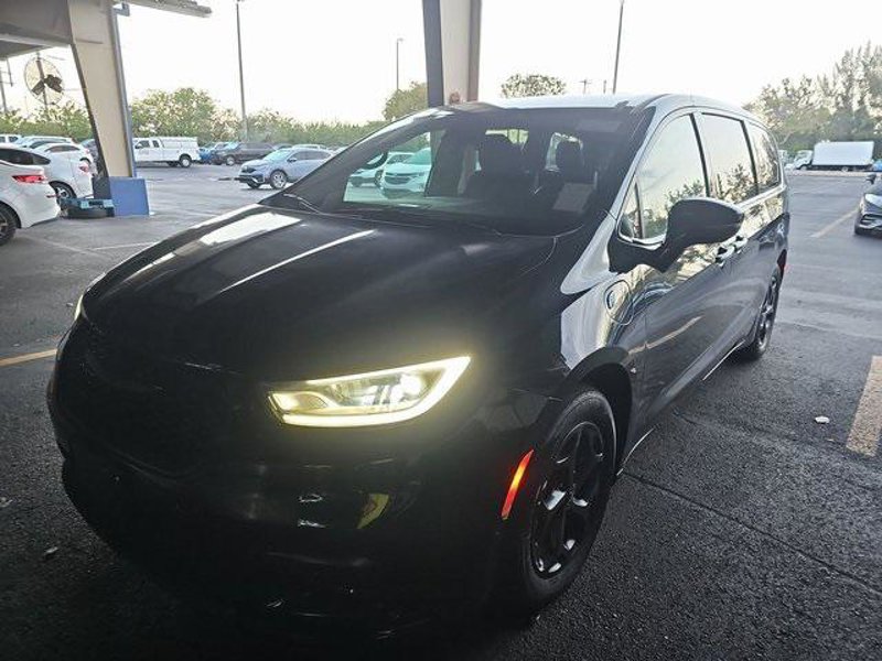 Certified 2022 Chrysler Pacifica Touring-L w/ Uconnect Theater Family Group image 1
