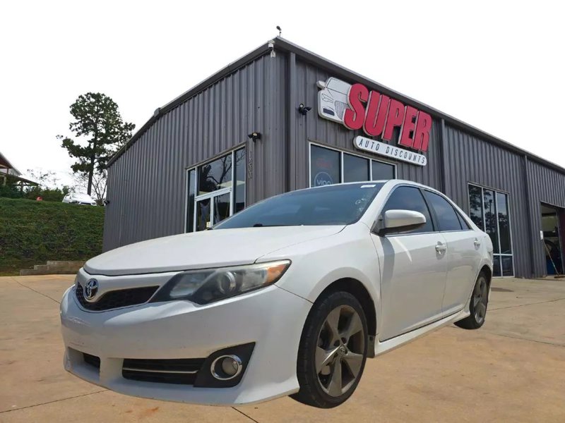 Used 2014 Toyota Camry SE image 1