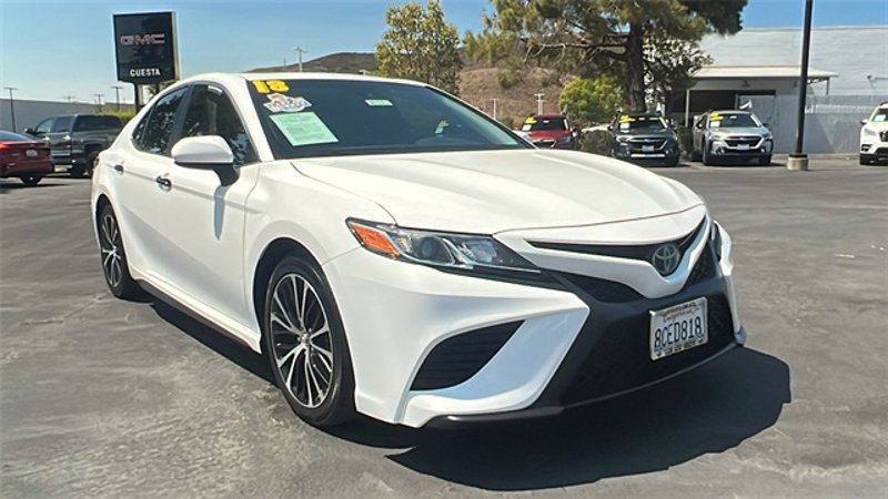 Used 2018 Toyota Camry SE image 1