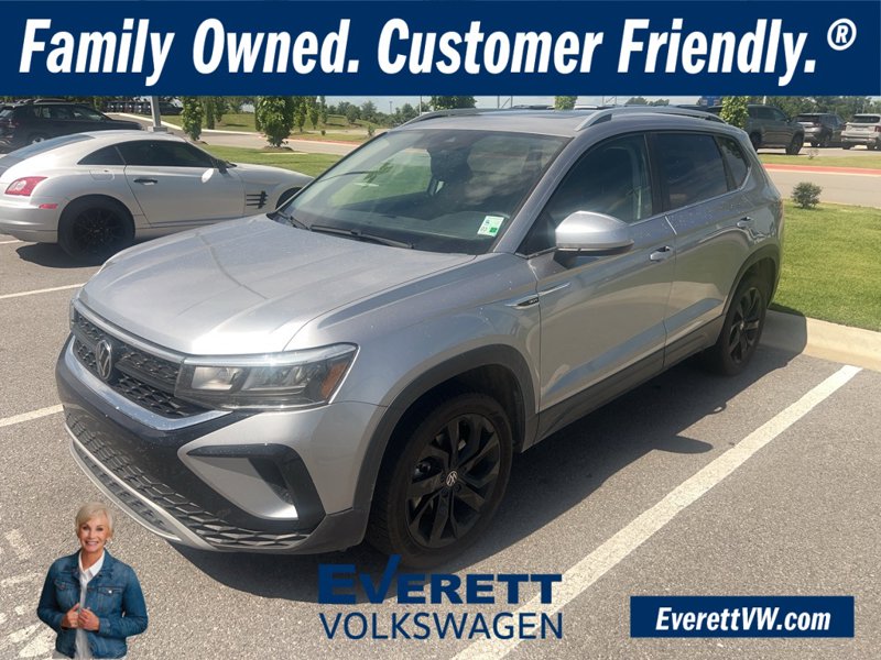 Used 2024 Volkswagen Taos SE w/ Panoramic Sunroof Package image 1