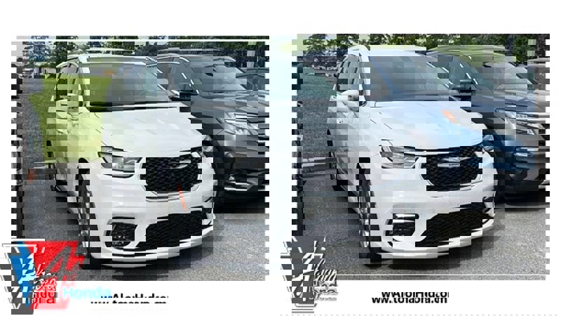 Used 2022 Chrysler Pacifica Touring-L w/ Uconnect Theater Family Group image 1