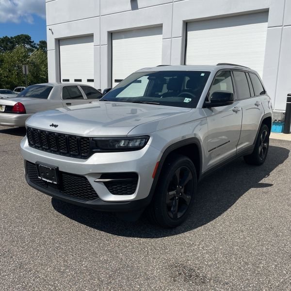 Used 2023 Jeep Grand Cherokee Altitude image 1