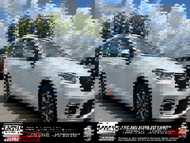 New 2023 Chrysler Pacifica Touring-L image 1