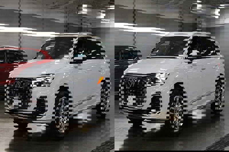 Certified 2025 Audi Q7 2.0T Premium w/ Convenience Package image 1
