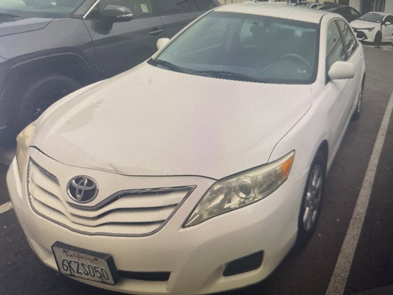 Used 2010 Toyota Camry LE image 1