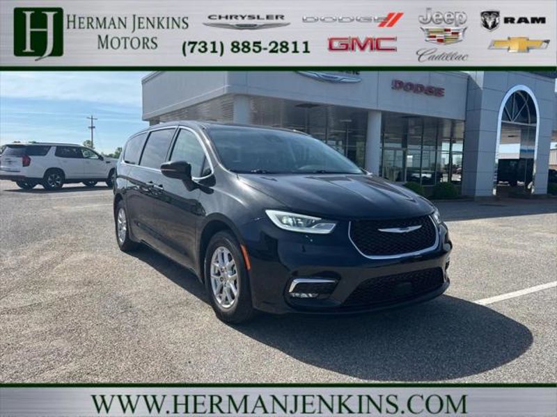 Certified 2023 Chrysler Pacifica Touring-L image 1