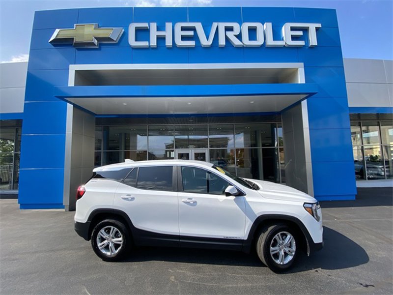 Used 2024 GMC Terrain SLE image 1