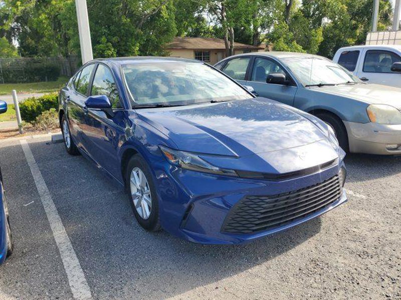 Certified 2025 Toyota Camry LE image 1