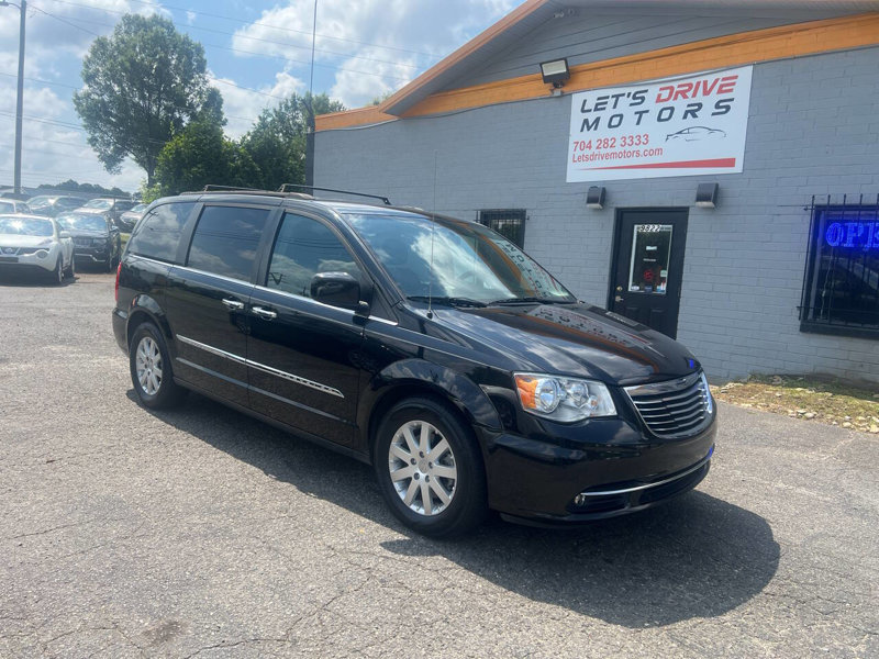 Used 2016 Chrysler Town & Country Touring w/ Driver Convenience Group image 1