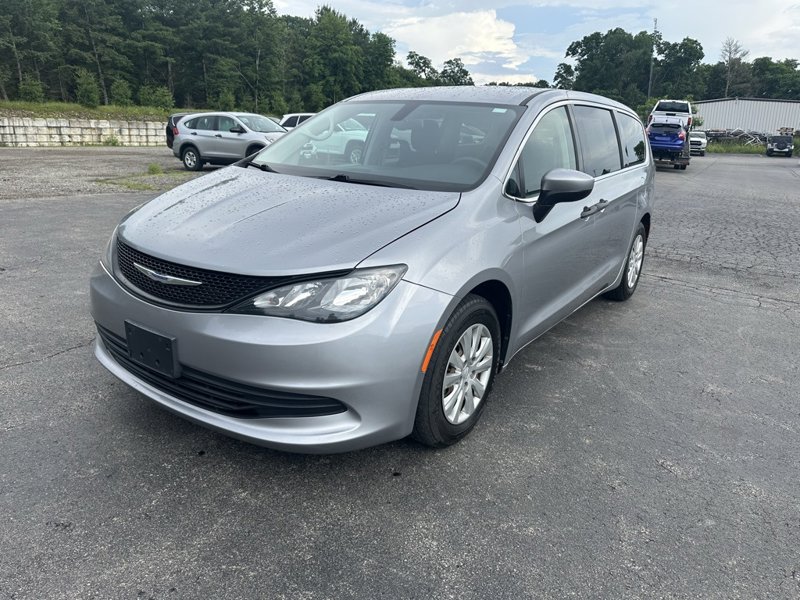Used 2020 Chrysler Voyager L image 1