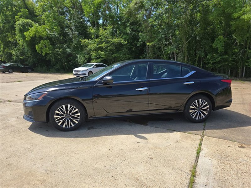 Used 2024 Nissan Altima 2.5 SV image 1