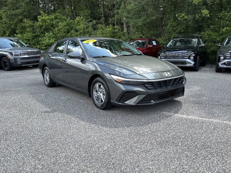 Certified 2025 Hyundai Elantra SE image 1