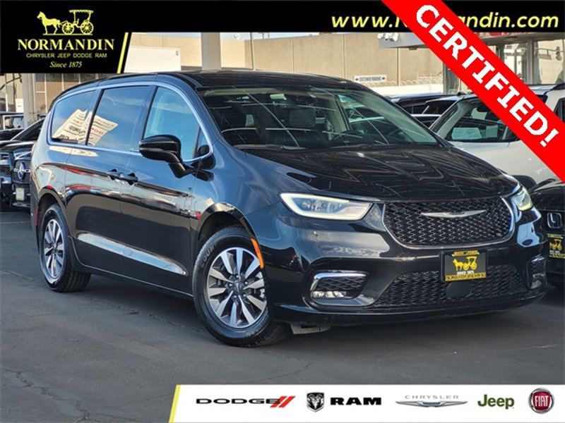 Certified 2022 Chrysler Pacifica Touring-L image 1