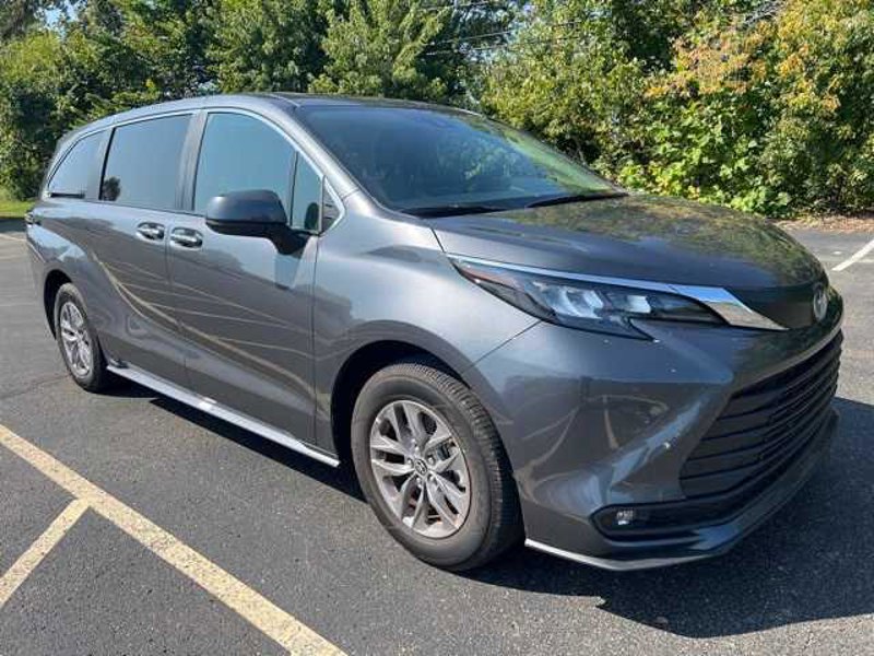 Certified 2025 Toyota Sienna XLE image 1