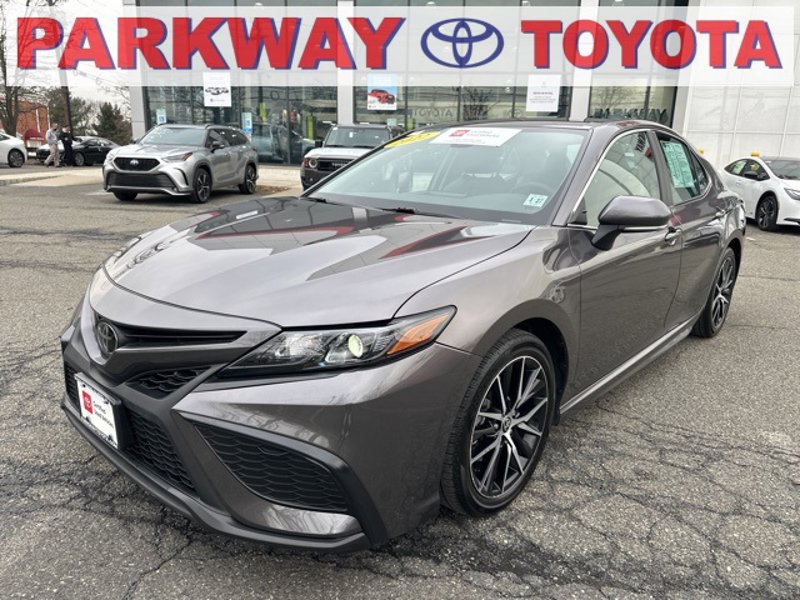 Certified 2022 Toyota Camry SE image 1