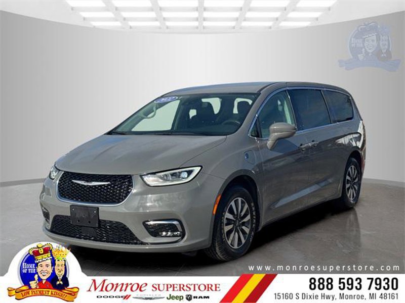 Certified 2022 Chrysler Pacifica Touring-L image 1