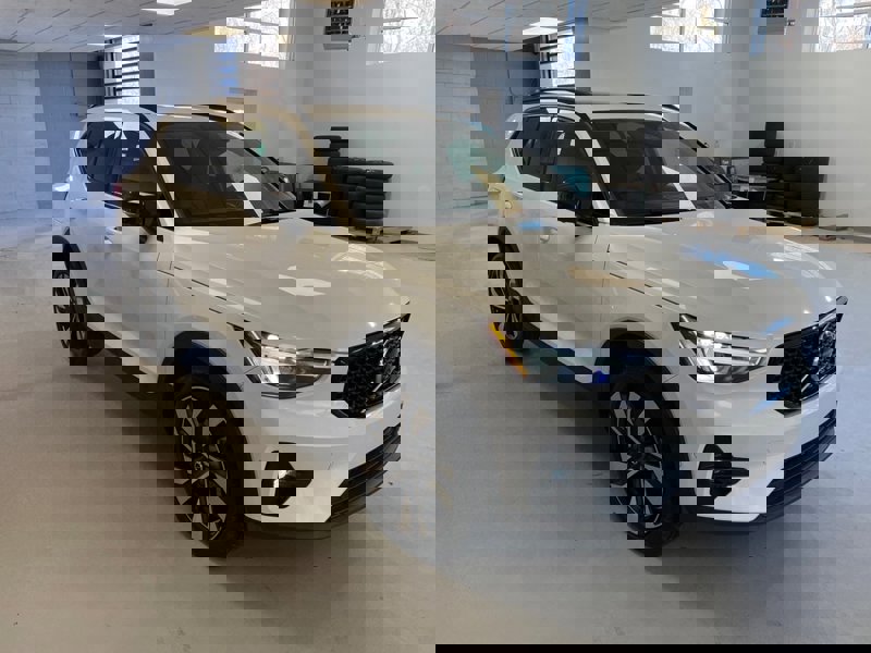 Certified 2024 Volvo XC40 B5 Plus image 1