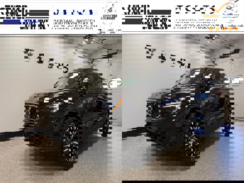 Certified 2025 Volvo XC40 B5 Core image 1